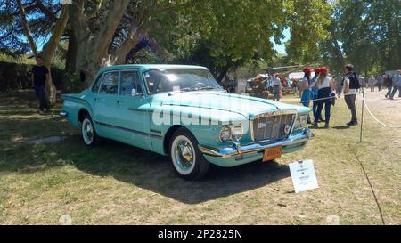 Alte 1962 Chrysler Plymouth Valiant V 200 kompakte, viertürige Limousine in einem Park. Sonniger Tag. Natur, Gras, Bäume. Autoclasica 2022 Oldtimer-Show. Stockfoto