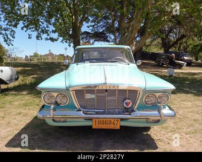 Alte 1962 Chrysler Plymouth Valiant V 200 kompakte, viertürige Limousine in einem Park. Vorderansicht. Kühlergrill. Natur, Gras, Bäume. Autoclasica 2022 Oldtimer-Sho Stockfoto