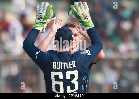 Sam Curran feiert einen von vier Wickets beim 2. One Day International Match Bangladesh-England im Sher-e-Bangla National Cricket Stadium Stockfoto