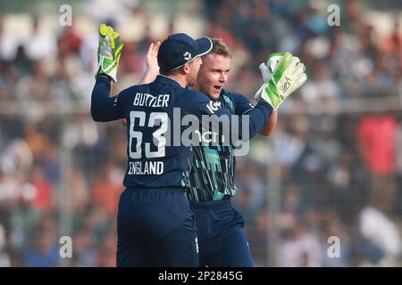 Sam Curran feiert einen von vier Wickets beim 2. One Day International Match Bangladesh-England im Sher-e-Bangla National Cricket Stadium Stockfoto