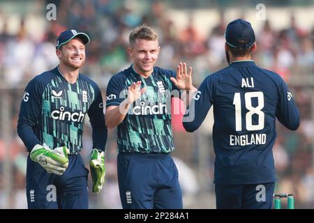 Sam Curran feiert einen von vier Wickets beim 2. One Day International Match Bangladesh-England im Sher-e-Bangla National Cricket Stadium Stockfoto