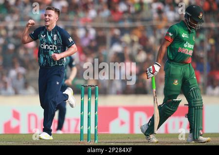 Sam Curran feiert einen von vier Wickets beim 2. One Day International Match Bangladesh-England im Sher-e-Bangla National Cricket Stadium Stockfoto