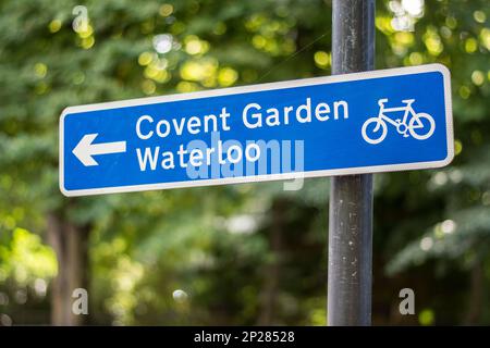 Ein Straßenschild an einer Straße in London gibt Radfahrern eine Wegbeschreibung auf einem Radweg in Richtung Covent Garden und Waterloo Stockfoto