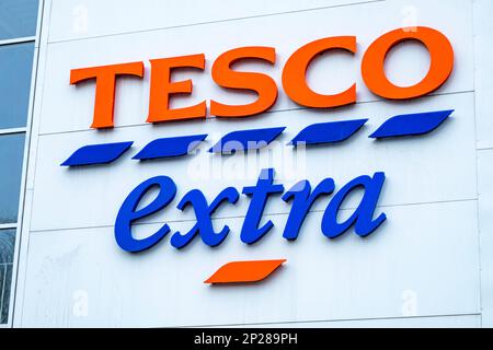 Nahaufnahme Tesco Extra Supermarkt Schild an der Außenwand UK Stockfoto