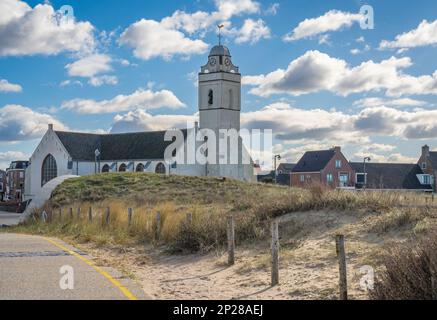 Weiße Kirche im Badeort Katwijk aan Zee in Südholland von den Sanddünen aus gesehen Stockfoto