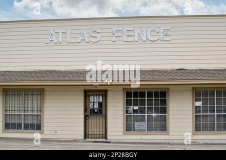 Houston, Texas, USA 02-25-2023: Außenfassade von Atlas Fence in Houston, TX. Örtliche Zauninstallationsfirma. Stockfoto