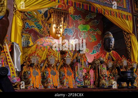 Tainan, Taiwan - 4. Februar 2023: Statue der chinesischen Göttin Mazu im Großen Mazu-Tempel in Tainan, Taiwan. Stockfoto