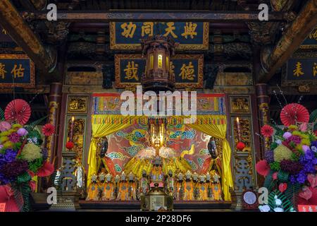 Tainan, Taiwan - 4. Februar 2023: Statue der chinesischen Göttin Mazu im Großen Mazu-Tempel in Tainan, Taiwan. Stockfoto