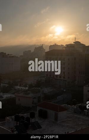 Vertikales Ramallah-Stadtbild mit Blick auf den Sonnenuntergang und hohen Gebäuden und Dächern Stockfoto