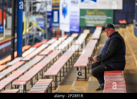 Ein Fan von Luton Town liest das Spielprogramm auf den Tribünen vor dem Sky Bet Championship-Spiel in der Kenilworth Road, Luton. Foto: Samstag, 4. März 2023. Stockfoto