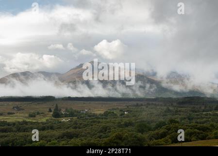 Eine Mischung aus Nebel und Wolken über einem Berg in den Highlands, Schottland Stockfoto