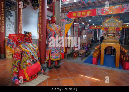 Tainan, Taiwan - 4. Februar 2023: Statuen im Großen Mazu-Tempel in Tainan, Taiwan. Stockfoto