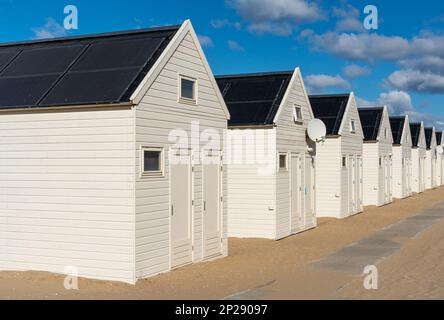 Eine Reihe weißer Holzhäuser mit Sonnenkollektoren im Badeort Katwijk aan Zee Stockfoto