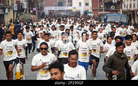 Kathmandu, Bagmati, Nepal. 4. März 2023. Die Teilnehmer laufen während eines 5K-km-Laufs anlässlich des Welttags für Fettleibigkeit in Kathmandu, Nepal, am 4. März 2023. Mehr als 1000 Läufer nahmen an dem Spaßlauf Teil. Der Welttag der Adipositas wird dieses Jahr unter dem Motto „Changing Perspectives: Let's Talk About Adipositity“ (veränderte Perspektiven: Sprechen wir über Adipositas) (Kreditbild: © Sunil Sharma/ZUMA Press Wire) nur REDAKTIONELLER GEBRAUCH! Nicht für den kommerziellen GEBRAUCH! Kredit: ZUMA Press, Inc./Alamy Live News Stockfoto