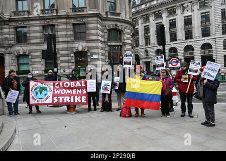 London, Großbritannien. 04. März 2023. 4. März 2023 Bank of England, London, Großbritannien. Zum 10. Todestag von Kommandant Hugo Chavez. Protest gegen die Bank of England hat Venezuelas Gold noch eingefroren! Die britische Regierung hat nicht das Recht, an einer souveränen Nation zu halten. Venezuelas Gold muss 31 Tonnen venezolanischen Goldes zurückgeben. Die souveräne Nation von Venezuelas gefrorenem Venezuelas Gold! Die Entwicklung Venezuelas zu verhindern. Die britische Regierung ist kein demokratischer Staat, sie ist ein imperialistischer Dieb, die größte Verletzung der Demokratie, der Menschenrechte und der Freiheit gegen die Wahl des Volkes Stockfoto