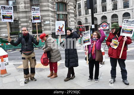 London, Großbritannien. 04. März 2023. 4. März 2023 Bank of England, London, Großbritannien. Zum 10. Todestag von Kommandant Hugo Chavez. Protest gegen die Bank of England hat Venezuelas Gold noch eingefroren! Die britische Regierung hat nicht das Recht, an einer souveränen Nation zu halten. Venezuelas Gold muss 31 Tonnen venezolanischen Goldes zurückgeben. Die souveräne Nation von Venezuelas gefrorenem Venezuelas Gold! Die Entwicklung Venezuelas zu verhindern. Die britische Regierung ist kein demokratischer Staat, sie ist ein imperialistischer Dieb, die größte Verletzung der Demokratie, der Menschenrechte und der Freiheit gegen die Wahl des Volkes Stockfoto