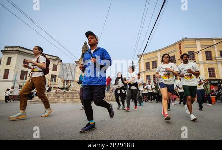 Kathmandu, Bagmati, Nepal. 4. März 2023. Die Teilnehmer laufen während eines 5K-km-Laufs anlässlich des Welttags für Fettleibigkeit in Kathmandu, Nepal, am 4. März 2023. Mehr als 1000 Läufer nahmen an dem Spaßlauf Teil. Der Welttag der Adipositas wird dieses Jahr unter dem Motto „Changing Perspectives: Let's Talk About Adipositity“ (veränderte Perspektiven: Sprechen wir über Adipositas) (Kreditbild: © Sunil Sharma/ZUMA Press Wire) nur REDAKTIONELLER GEBRAUCH! Nicht für den kommerziellen GEBRAUCH! Kredit: ZUMA Press, Inc./Alamy Live News Stockfoto