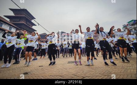 Kathmandu, Bagmati, Nepal. 4. März 2023. Die Teilnehmer üben in Zumba vor einem 5K-km-Lauf anlässlich des Welttags für Fettleibigkeit in Kathmandu, Nepal, am 4. März 2023. Mehr als 1000 Läufer nahmen an dem Spaßlauf Teil. Der Welttag der Adipositas wird dieses Jahr unter dem Motto „Changing Perspectives: Let's Talk About Adipositity“ (veränderte Perspektiven: Sprechen wir über Adipositas) (Kreditbild: © Sunil Sharma/ZUMA Press Wire) nur REDAKTIONELLER GEBRAUCH! Nicht für den kommerziellen GEBRAUCH! Kredit: ZUMA Press, Inc./Alamy Live News Stockfoto