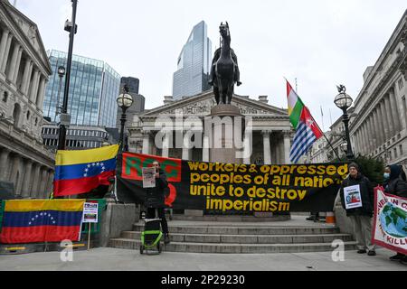 London, Großbritannien. 04. März 2023. 4. März 2023 Bank of England, London, Großbritannien. Zum 10. Todestag von Kommandant Hugo Chavez. Protest gegen die Bank of England hat Venezuelas Gold noch eingefroren! Die britische Regierung hat nicht das Recht, an einer souveränen Nation zu halten. Venezuelas Gold muss 31 Tonnen venezolanischen Goldes zurückgeben. Die souveräne Nation von Venezuelas gefrorenem Venezuelas Gold! Die Entwicklung Venezuelas zu verhindern. Die britische Regierung ist kein demokratischer Staat, sie ist ein imperialistischer Dieb, die größte Verletzung der Demokratie, der Menschenrechte und der Freiheit gegen die Wahl des Volkes Stockfoto