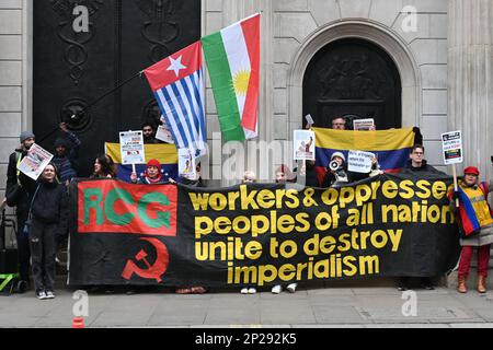 London, Großbritannien. 04. März 2023. 4. März 2023 Bank of England, London, Großbritannien. Zum 10. Todestag von Kommandant Hugo Chavez. Protest gegen die Bank of England hat Venezuelas Gold noch eingefroren! Die britische Regierung hat nicht das Recht, an einer souveränen Nation zu halten. Venezuelas Gold muss 31 Tonnen venezolanischen Goldes zurückgeben. Die souveräne Nation von Venezuelas gefrorenem Venezuelas Gold! Die Entwicklung Venezuelas zu verhindern. Die britische Regierung ist kein demokratischer Staat, sie ist ein imperialistischer Dieb, die größte Verletzung der Demokratie, der Menschenrechte und der Freiheit gegen die Wahl des Volkes Stockfoto