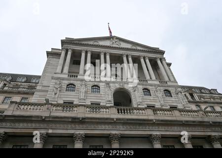 London, Großbritannien. 04. März 2023. 4. März 2023 Bank of England, London, Großbritannien. Zum 10. Todestag von Kommandant Hugo Chavez. Protest gegen die Bank of England hat Venezuelas Gold noch eingefroren! Die britische Regierung hat nicht das Recht, an einer souveränen Nation zu halten. Venezuelas Gold muss 31 Tonnen venezolanischen Goldes zurückgeben. Die souveräne Nation von Venezuelas gefrorenem Venezuelas Gold! Die Entwicklung Venezuelas zu verhindern. Die britische Regierung ist kein demokratischer Staat, sie ist ein imperialistischer Dieb, die größte Verletzung der Demokratie, der Menschenrechte und der Freiheit gegen die Wahl des Volkes Stockfoto