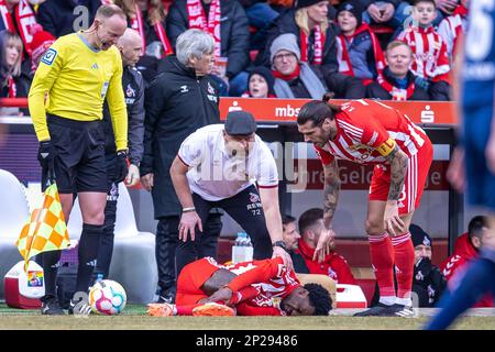 Deutschland. 04. März 2023. 04. März 2023, Berlin: Fußball: Bundesliga 1. FC Union Berlin - 1. FC Köln, Matchday 23, an der Alten Försterei. Berlins Sheraldo Becker liegt nach einem Foul auf dem Boden. Coach Steffen Baumgart (2. von links) des FC Köln und Berlins Christopher Trimmel (r) beugen sich ihm zu. Foto: Andreas Gora/dpa - WICHTIGER HINWEIS: Gemäß den Anforderungen der DFL Deutsche Fußball Liga und des DFB Deutscher Fußball-Bund ist es verboten, im Stadion aufgenommene Fotografien und/oder das Spiel in Form von Sequenzbildern und/oder videoähnlichen Fotoserien zu verwenden oder verwenden zu lassen. Stockfoto