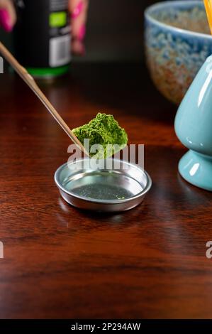 Herstellung von grünem Matcha-Tee aus fein gemahlenem Pulver speziell angebauter und verarbeiteter grüner Teeblätter, die in Ostasien und Japan verzehrt werden. Stockfoto