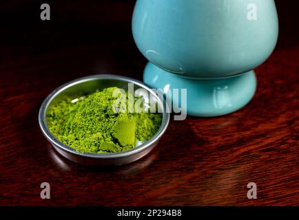 Herstellung von grünem Matcha-Tee aus fein gemahlenem Pulver speziell angebauter und verarbeiteter grüner Teeblätter, die in Ostasien und Japan verzehrt werden. Stockfoto