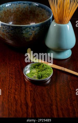 Herstellung von grünem Matcha-Tee aus fein gemahlenem Pulver speziell angebauter und verarbeiteter grüner Teeblätter, die in Ostasien und Japan verzehrt werden. Stockfoto