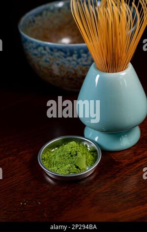 Herstellung von grünem Matcha-Tee aus fein gemahlenem Pulver speziell angebauter und verarbeiteter grüner Teeblätter, die in Ostasien und Japan verzehrt werden. Stockfoto