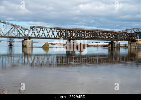 Tczew, Blick auf die historische Brücke am Wisla Fluss im Pommerischen Woiwodschaft, Polen im Winter Stockfoto