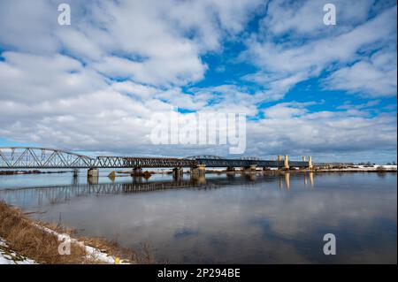 Tczew, Blick auf die historische Brücke am Wisla Fluss im Pommerischen Woiwodschaft, Polen im Winter Stockfoto