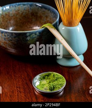 Herstellung von grünem Matcha-Tee aus fein gemahlenem Pulver speziell angebauter und verarbeiteter grüner Teeblätter, die in Ostasien und Japan verzehrt werden. Stockfoto