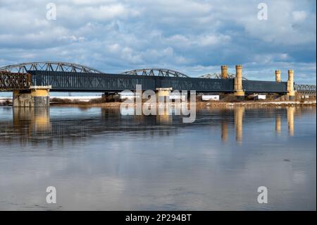 Tczew, Blick auf die historische Brücke am Wisla Fluss im Pommerischen Woiwodschaft, Polen im Winter Stockfoto