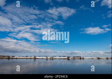 Tczew, Blick auf den Wisla Fluss in der Woiwodschaft Pommern, Polen im Winter Stockfoto