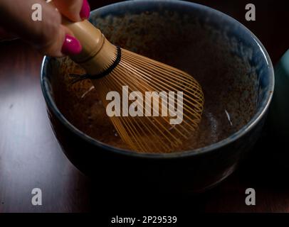 Herstellung von grünem Matcha-Tee aus fein gemahlenem Pulver speziell angebauter und verarbeiteter grüner Teeblätter, die in Ostasien und Japan verzehrt werden. Stockfoto