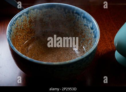 Herstellung von grünem Matcha-Tee aus fein gemahlenem Pulver speziell angebauter und verarbeiteter grüner Teeblätter, die in Ostasien und Japan verzehrt werden. Stockfoto