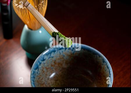 Herstellung von grünem Matcha-Tee aus fein gemahlenem Pulver speziell angebauter und verarbeiteter grüner Teeblätter, die in Ostasien und Japan verzehrt werden. Stockfoto