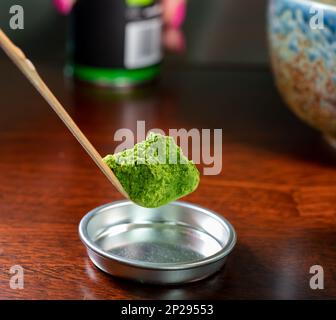 Herstellung von grünem Matcha-Tee aus fein gemahlenem Pulver speziell angebauter und verarbeiteter grüner Teeblätter, die in Ostasien und Japan verzehrt werden. Stockfoto