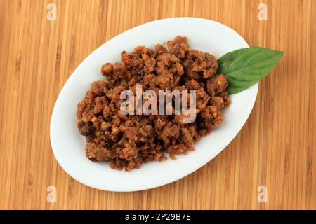 Sambal oder Sambel Oncom, scharfe Chilisauce mit fermentierter Erdnuss oder Sojabohnen oder Oncom und verschiedenen Gewürzen. Stockfoto