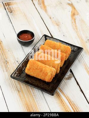 Risoles Ragout Mayo mit Chilisauce, traditioneller, pikanter indonesischer Snack gefüllt mit Hackfleisch und Mix Ceangi, beschichtet mit Brotkrümel und D Stockfoto