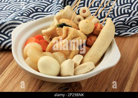 Oden japanischer Hotchpotch, verschiedene Fischball-Teigtaschen, Rettich, Ei, Taro und Karotten in einer dünnen, klaren Sojasuppe Stockfoto