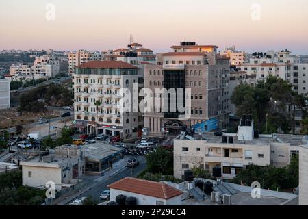 Ramallah, Ramallah und al-Bireh Governorate, Palästina, 20. Juli 2022: Straßen und Gebäude mit Foggy Air at Sun Set, das „Finance Institute BU Stockfoto