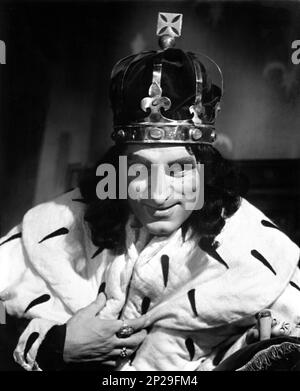 LAURENCE OLIVIER als König Richard III) Porträt von JOHN VICKERS in RICHARD DAS DRITTE Stück WILLIAM SHAKESPEARE Regie von JOHN BURRELL Kostüme DORIS ZINKEISEN Landschaft MORRIS KESTELMAN für die Old Vic Theatre Company 1. Theatersaison in Repertory 1944 - 1945 im New Theatre, London Stockfoto