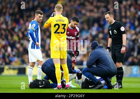 Tariq Lamptey von Brighton und Hove Albion wird während des Spiels der Premier League im American Express Community Stadium, Brighton, wegen einer möglichen Verletzung behandelt. Foto: Samstag, 4. März 2023. Stockfoto