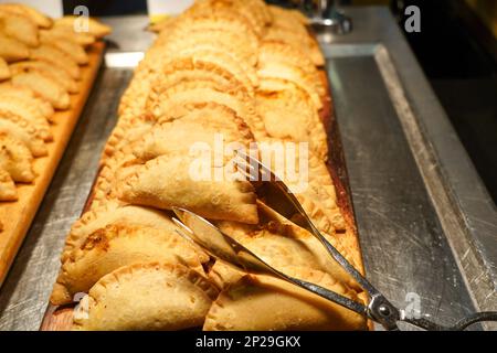 Currypulver oder Pastelltöne auf dem Tablett mit tong zum Frühstück. Stockfoto