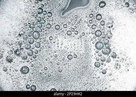 Weißer Seifenschaum auf Wasseroberfläche als Textur oder Hintergrund Stockfoto