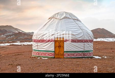 Traditionelle asiatische Jurte als lebendes Gebäude von Nomaden in Kasachstan in der Nähe von Almaty Stockfoto