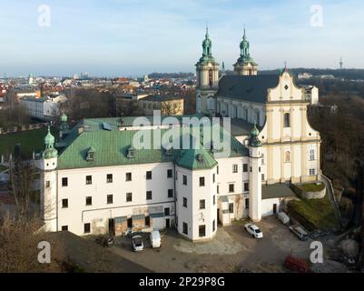 Skalka. St. Stanislaus Kirche und Paulinite Kloster in Krakau, Polen. Historische Grabstätte der angesehenen Polen. Luftaufnahme. Winter, Sonnenuntergang Lig Stockfoto