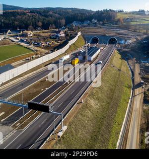 Der neue Tunnel auf der Autobahn Zakopianka in Polen wurde im November 2022 eröffnet. Der Tunnel ist 2 km lang und führt von Krakau nach Zakopane, Podhale r Stockfoto